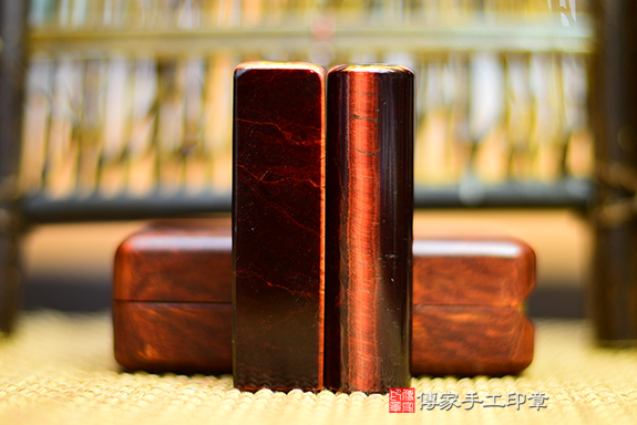 全手工噴砂印章:紅虎眼石臍帶印章實際成品、印章作品分享、紅虎眼石印章材質介紹。(銀行印鑑,一圓一方),傳家印章台北店。2022.01.23 全手工噴砂印章:紅虎眼石臍帶印章實際成品、印章作品分享、紅虎眼石印章材質介紹。(銀行印鑑,一圓一方),傳家印章台北店。2022.01.23
