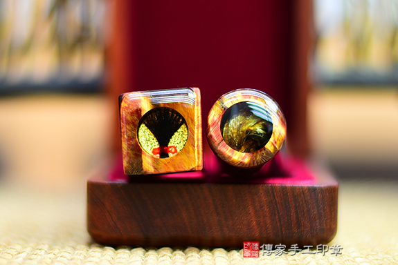 全手工噴砂印章:紅虎眼石臍帶印章實際成品、印章作品分享、紅虎眼石印章材質介紹。(銀行印鑑,一圓一方),傳家印章台北店。2022.01.23 全手工噴砂印章:紅虎眼石臍帶印章實際成品、印章作品分享、紅虎眼石印章材質介紹。(銀行印鑑,一圓一方),傳家印章台北店。2022.01.23