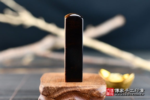 半手工噴砂印章:黃虎眼石開運印章實際成品、印章作品分享、黃虎眼石印章材質介紹。(銀行印鑑,一圓一方),傳家印章高雄店。2022.01.25 半手工噴砂印章:黃虎眼石開運印章實際成品、印章作品分享、黃虎眼石印章材質介紹。(銀行印鑑,一圓一方),傳家印章高雄店。2022.01.25