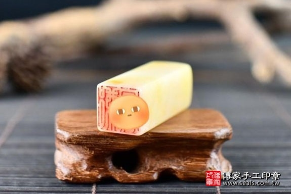 全手工噴砂印章：新疆黃玉個人印章實際成品、印章作品分享、新疆黃玉印章材質介紹。（銀行印鑑，一圓一方），傳家印章高雄店。2022.01.29