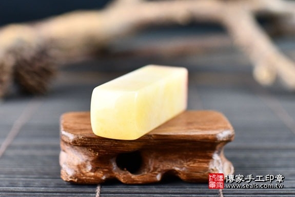 全手工噴砂印章：新疆黃玉個人印章實際成品、印章作品分享、新疆黃玉印章材質介紹。（銀行印鑑，一圓一方），傳家印章高雄店。2022.01.29