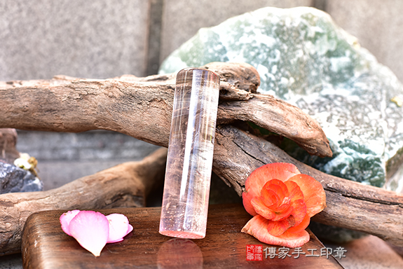 全手工噴砂印章:天然白水晶開運印章實際成品、印章作品分享、天然白水晶印章材質介紹。(銀行印鑑,一圓一方),傳家手工印章台中店。2022.01.30 全手工噴砂印章:天然白水晶開運印章實際成品、印章作品分享、天然白水晶印章材質介紹。(銀行印鑑,一圓一方),傳家手工印章台中店。2022.01.30