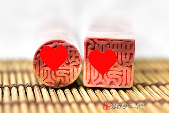 全手工噴砂印章:彩虹瑪瑙開運印章實際成品、印章作品分享、彩虹瑪瑙印章材質介紹。(銀行印鑑,一圓一方),傳家手工印章台北店。2022.01.30 全手工噴砂印章:彩虹瑪瑙開運印章實際成品、印章作品分享、彩虹瑪瑙印章材質介紹。(銀行印鑑,一圓一方),傳家手工印章台北店。2022.01.30