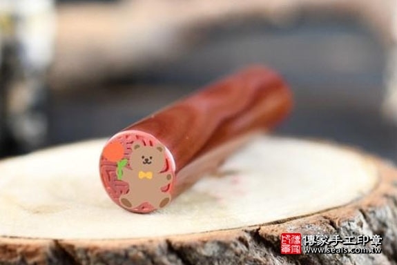 半手工噴砂印章：紅瑪瑙臍帶印章實際成品、印章作品分享、紅瑪瑙印章材質介紹。（臍帶印章、肚臍章、肚臍印章、胎毛印章，一圓一方）傳家手工印章高雄店。2022.02.06