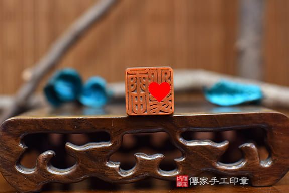 半手工噴砂印章:黃虎眼石開運印章實際成品、印章作品分享、黃虎眼石印章材質介紹。(銀行印鑑,一圓一方),傳家印章台中店。2022.02.07 半手工噴砂印章:黃虎眼石開運印章實際成品、印章作品分享、黃虎眼石印章材質介紹。(銀行印鑑,一圓一方),傳家印章台中店。2022.02.07