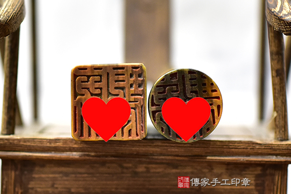全手工噴砂印章:黃藍虎眼石臍帶章實際成品、印章作品分享、黃藍虎眼石印章材質介紹。(臍帶印章、肚臍章、肚臍印章,胎毛印章,一圓一方)傳家手工印章台北店。2022.2.7 全手工噴砂印章:黃藍虎眼石臍帶章實際成品、印章作品分享、黃藍虎眼石印章材質介紹。(臍帶印章、肚臍章、肚臍印章,胎毛印章,一圓一方)傳家手工印章台北店。2022.2.7