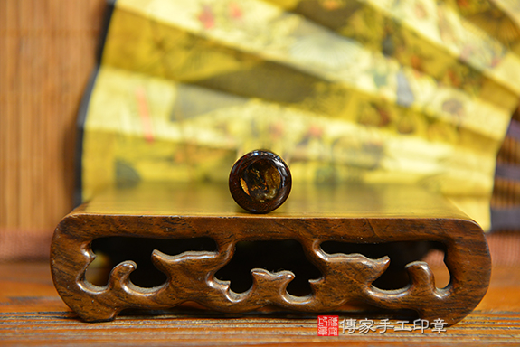 半手工篆刻印章:亞馬遜帝王蛇木石臍帶章實際成品、印章作品分享、亞馬遜帝王蛇木石印章材質介紹。(臍帶印章、肚臍章、肚臍印章,胎毛印章,一圓一方)傳家手工印章台中店。2022.02.10 半手工篆刻印章:亞馬遜帝王蛇木石臍帶章實際成品、印章作品分享、亞馬遜帝王蛇木石印章材質介紹。(臍帶印章、肚臍章、肚臍印章,胎毛印章,一圓一方)傳家手工印章台中店。2022.02.10