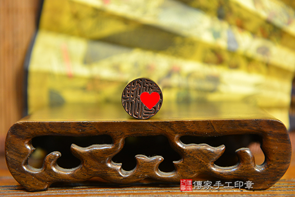 半手工篆刻印章:亞馬遜帝王蛇木石臍帶章實際成品、印章作品分享、亞馬遜帝王蛇木石印章材質介紹。(臍帶印章、肚臍章、肚臍印章,胎毛印章,一圓一方)傳家手工印章台中店。2022.02.10 半手工篆刻印章:亞馬遜帝王蛇木石臍帶章實際成品、印章作品分享、亞馬遜帝王蛇木石印章材質介紹。(臍帶印章、肚臍章、肚臍印章,胎毛印章,一圓一方)傳家手工印章台中店。2022.02.10