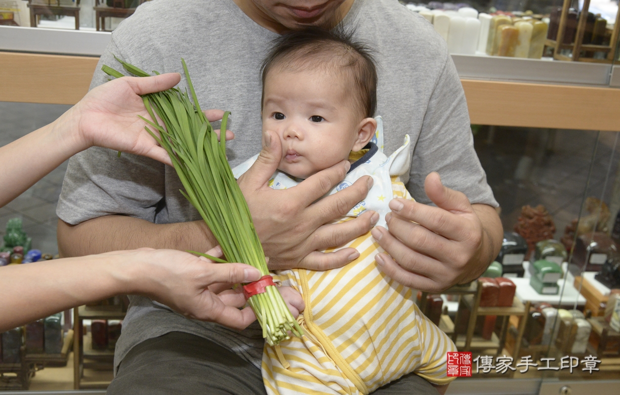 剃胎毛、滿月剃頭、嬰兒剃頭、嬰兒理髮、嬰兒剃髮、嬰兒剃胎毛、嬰兒滿月剃頭、張寶寶剃頭、剃胎毛儀式、剃胎毛吉祥話、滿月剃頭儀式、滿月剃頭吉祥話、張寶寶剃胎毛、張寶寶滿月剃頭理髮、 新北市永和區剃胎毛、新北市永和區滿月剃頭、新北市永和區嬰兒剃頭剃胎毛、新北市永和區嬰兒理髮、新北市嬰兒剃髮、 張寶寶(新北市永和區嬰兒張寶寶滿月剃頭理髮、嬰兒剃胎毛儀式吉祥話)。中國風會場，爸媽寶貝穿「日中韓」古裝禮服。專業拍照、DVD光碟、證書。★購買「臍帶章、肚臍章、胎毛筆刷印章」贈送：剃頭、收涎、抓周，三選一。2021.10.31照片16