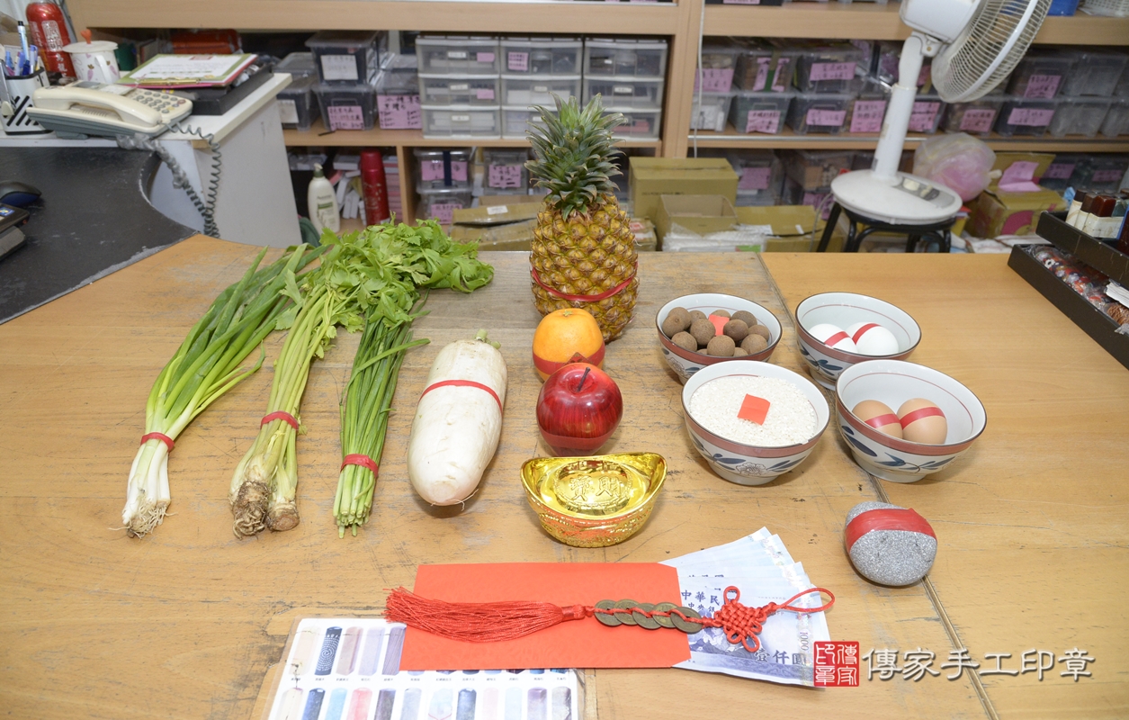 剃胎毛、滿月剃頭、嬰兒剃頭、嬰兒理髮、嬰兒剃髮、嬰兒剃胎毛、嬰兒滿月剃頭、彭寶寶剃頭、剃胎毛儀式、剃胎毛吉祥話、滿月剃頭儀式、滿月剃頭吉祥話、彭寶寶剃胎毛、彭寶寶滿月剃頭理髮、 新北市永和區剃胎毛、新北市永和區滿月剃頭、新北市永和區嬰兒剃頭剃胎毛、新北市永和區嬰兒理髮、新北市嬰兒剃髮、 彭寶寶(新北市永和區嬰兒彭寶寶滿月剃頭理髮、嬰兒剃胎毛儀式吉祥話)。中國風會場，爸媽寶貝穿「日中韓」古裝禮服。專業拍照、DVD光碟、證書。★購買「臍帶章、肚臍章、胎毛筆刷印章」贈送：剃頭、收涎、抓周，三選一。2021.11.05照片4