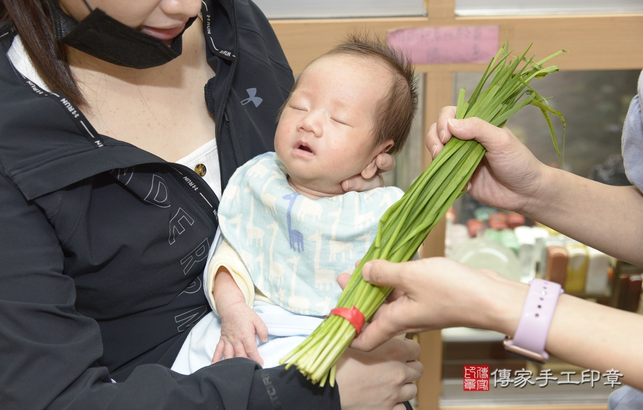 剃胎毛、滿月剃頭、嬰兒剃頭、嬰兒理髮、嬰兒剃髮、嬰兒剃胎毛、嬰兒滿月剃頭、廖寶寶剃頭、剃胎毛儀式、剃胎毛吉祥話、滿月剃頭儀式、滿月剃頭吉祥話、廖寶寶剃胎毛、廖寶寶滿月剃頭理髮、 新北市永和區剃胎毛、新北市永和區滿月剃頭、新北市永和區嬰兒剃頭剃胎毛、新北市永和區嬰兒理髮、新北市嬰兒剃髮、 廖寶寶(新北市永和區嬰兒廖寶寶滿月剃頭理髮、嬰兒剃胎毛儀式吉祥話)。中國風會場，爸媽寶貝穿「日中韓」古裝禮服。專業拍照、DVD光碟、證書。★購買「臍帶章、肚臍章、胎毛筆刷印章」贈送：剃頭、收涎、抓周，三選一。2021.11.05照片18