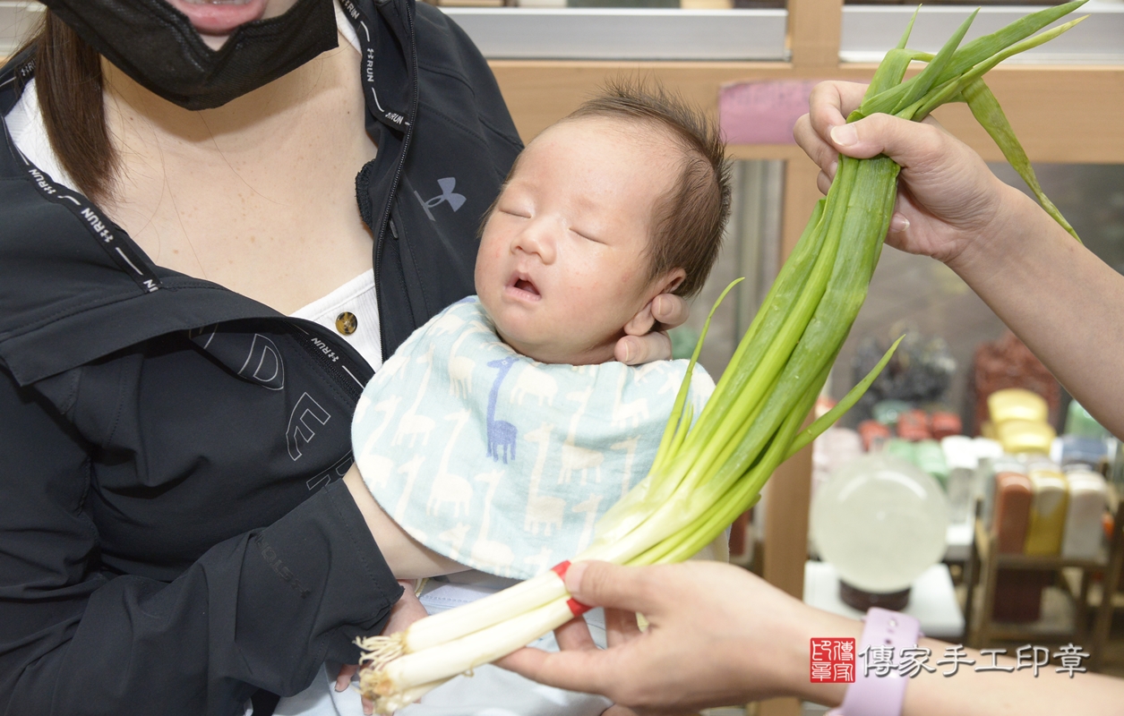 剃胎毛、滿月剃頭、嬰兒剃頭、嬰兒理髮、嬰兒剃髮、嬰兒剃胎毛、嬰兒滿月剃頭、廖寶寶剃頭、剃胎毛儀式、剃胎毛吉祥話、滿月剃頭儀式、滿月剃頭吉祥話、廖寶寶剃胎毛、廖寶寶滿月剃頭理髮、 新北市永和區剃胎毛、新北市永和區滿月剃頭、新北市永和區嬰兒剃頭剃胎毛、新北市永和區嬰兒理髮、新北市嬰兒剃髮、 廖寶寶(新北市永和區嬰兒廖寶寶滿月剃頭理髮、嬰兒剃胎毛儀式吉祥話)。中國風會場，爸媽寶貝穿「日中韓」古裝禮服。專業拍照、DVD光碟、證書。★購買「臍帶章、肚臍章、胎毛筆刷印章」贈送：剃頭、收涎、抓周，三選一。2021.11.05照片22