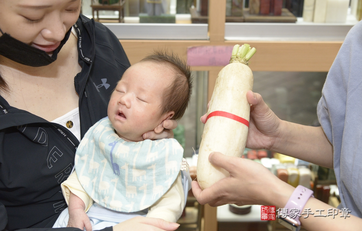 剃胎毛、滿月剃頭、嬰兒剃頭、嬰兒理髮、嬰兒剃髮、嬰兒剃胎毛、嬰兒滿月剃頭、廖寶寶剃頭、剃胎毛儀式、剃胎毛吉祥話、滿月剃頭儀式、滿月剃頭吉祥話、廖寶寶剃胎毛、廖寶寶滿月剃頭理髮、 新北市永和區剃胎毛、新北市永和區滿月剃頭、新北市永和區嬰兒剃頭剃胎毛、新北市永和區嬰兒理髮、新北市嬰兒剃髮、 廖寶寶(新北市永和區嬰兒廖寶寶滿月剃頭理髮、嬰兒剃胎毛儀式吉祥話)。中國風會場，爸媽寶貝穿「日中韓」古裝禮服。專業拍照、DVD光碟、證書。★購買「臍帶章、肚臍章、胎毛筆刷印章」贈送：剃頭、收涎、抓周，三選一。2021.11.05照片24