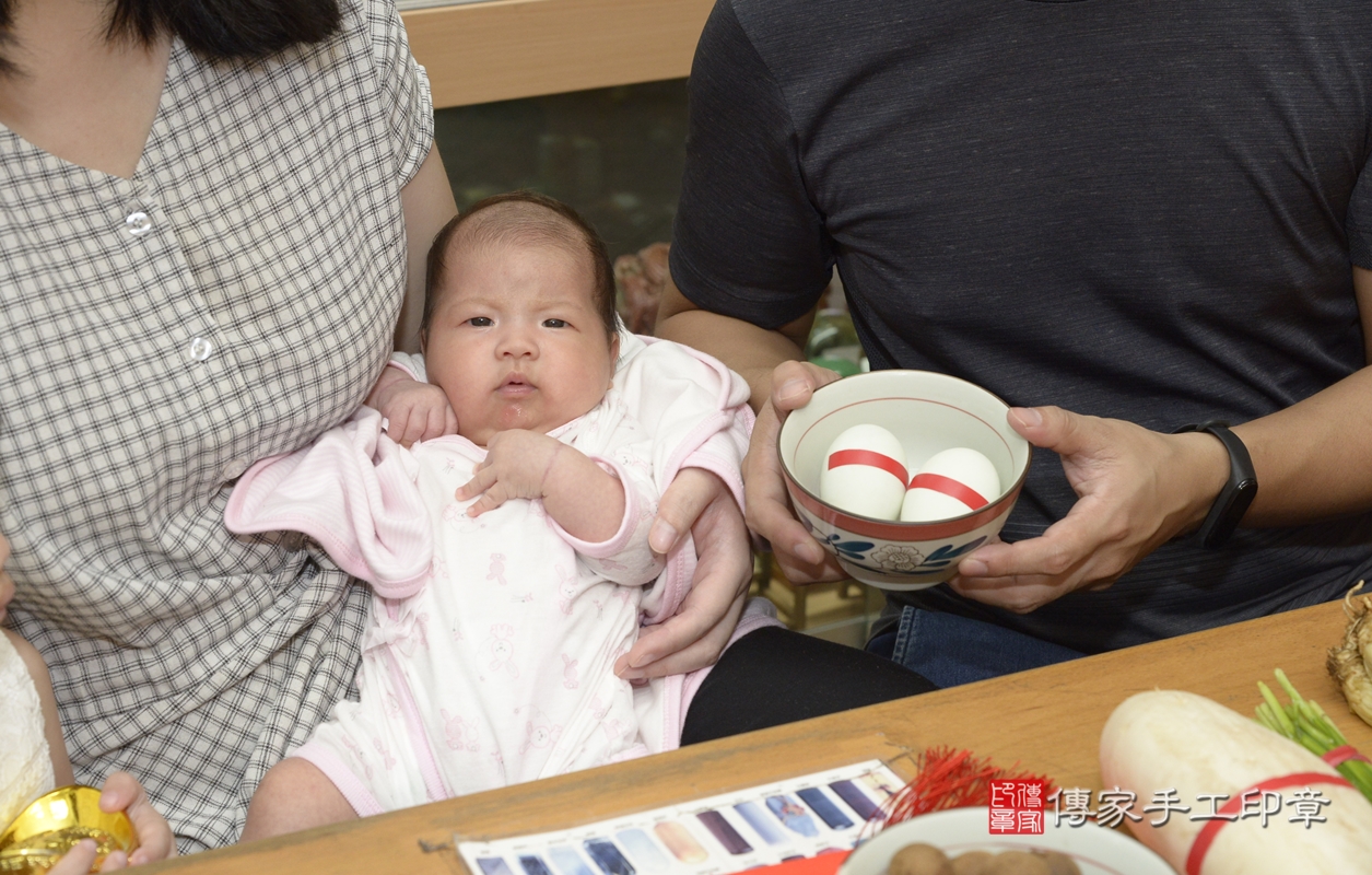 剃胎毛、滿月剃頭、嬰兒剃頭、嬰兒理髮、嬰兒剃髮、嬰兒剃胎毛、嬰兒滿月剃頭、林寶寶剃頭、剃胎毛儀式、剃胎毛吉祥話、滿月剃頭儀式、滿月剃頭吉祥話、林寶寶剃胎毛、林寶寶滿月剃頭理髮、 新北市永和區剃胎毛、新北市永和區滿月剃頭、新北市永和區嬰兒剃頭剃胎毛、新北市永和區嬰兒理髮、新北市嬰兒剃髮、 林寶寶(新北市永和區嬰兒林寶寶滿月剃頭理髮、嬰兒剃胎毛儀式吉祥話)。中國風會場，爸媽寶貝穿「日中韓」古裝禮服。專業拍照、DVD光碟、證書。★購買「臍帶章、肚臍章、胎毛筆刷印章」贈送：剃頭、收涎、抓周，三選一。2021.11.06照片7