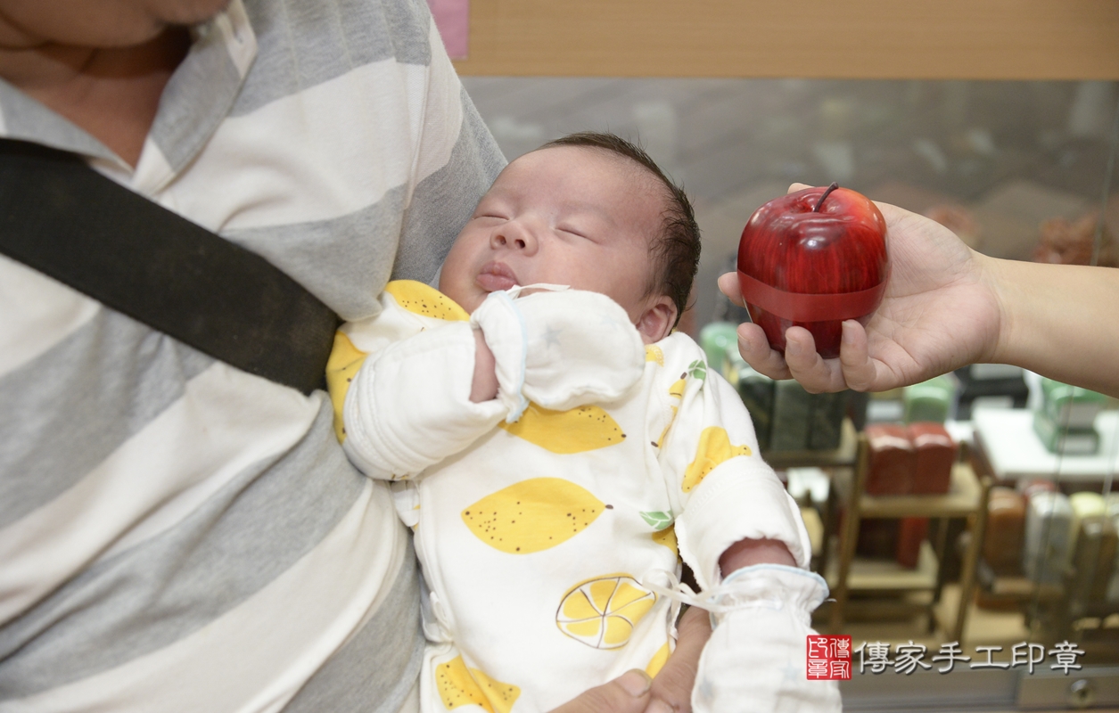 剃胎毛、滿月剃頭、嬰兒剃頭、嬰兒理髮、嬰兒剃髮、嬰兒剃胎毛、嬰兒滿月剃頭、高寶寶剃頭、剃胎毛儀式、剃胎毛吉祥話、滿月剃頭儀式、滿月剃頭吉祥話、高寶寶剃胎毛、高寶寶滿月剃頭理髮、 新北市永和區剃胎毛、新北市永和區滿月剃頭、新北市永和區嬰兒剃頭剃胎毛、新北市永和區嬰兒理髮、新北市嬰兒剃髮、 高寶寶(新北市永和區嬰兒高寶寶滿月剃頭理髮、嬰兒剃胎毛儀式吉祥話)。中國風會場，爸媽寶貝穿「日中韓」古裝禮服。專業拍照、DVD光碟、證書。★購買「臍帶章、肚臍章、胎毛筆刷印章」贈送：剃頭、收涎、抓周，三選一。2021.11.07照片12