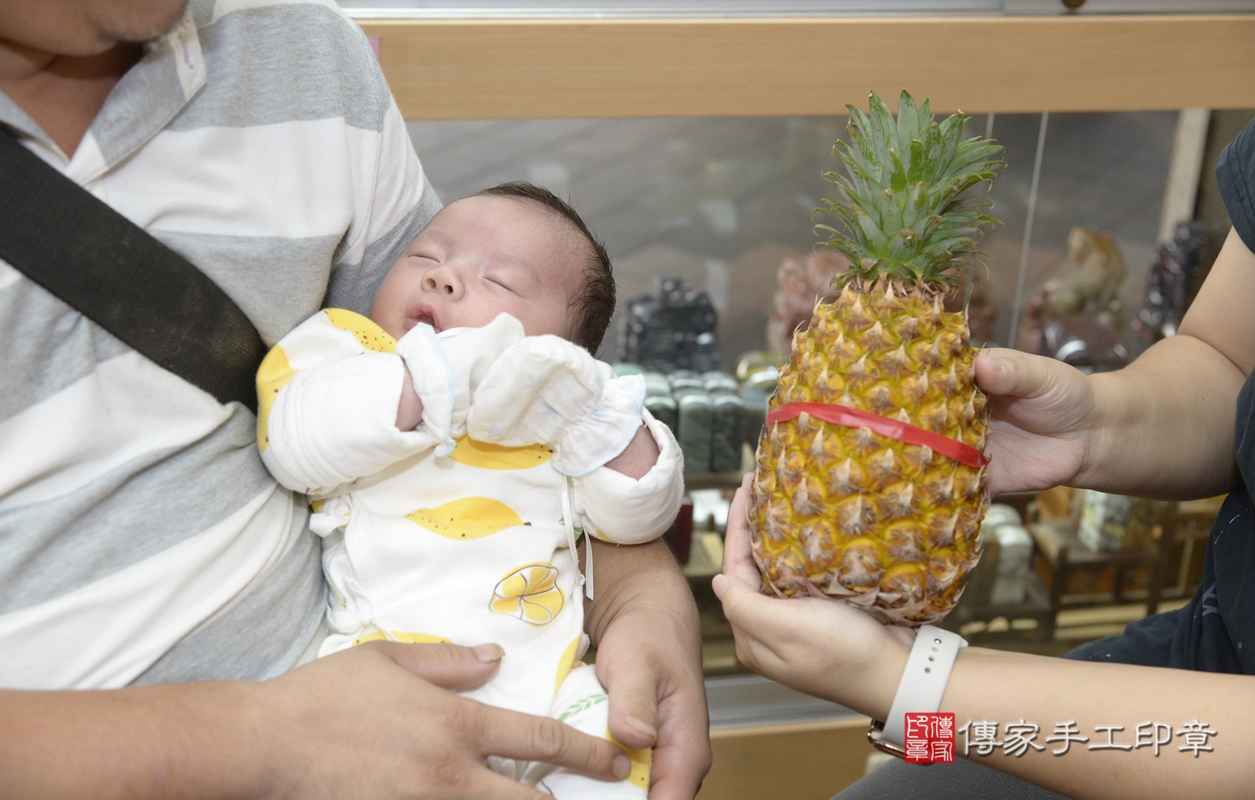 剃胎毛、滿月剃頭、嬰兒剃頭、嬰兒理髮、嬰兒剃髮、嬰兒剃胎毛、嬰兒滿月剃頭、高寶寶剃頭、剃胎毛儀式、剃胎毛吉祥話、滿月剃頭儀式、滿月剃頭吉祥話、高寶寶剃胎毛、高寶寶滿月剃頭理髮、 新北市永和區剃胎毛、新北市永和區滿月剃頭、新北市永和區嬰兒剃頭剃胎毛、新北市永和區嬰兒理髮、新北市嬰兒剃髮、 高寶寶(新北市永和區嬰兒高寶寶滿月剃頭理髮、嬰兒剃胎毛儀式吉祥話)。中國風會場，爸媽寶貝穿「日中韓」古裝禮服。專業拍照、DVD光碟、證書。★購買「臍帶章、肚臍章、胎毛筆刷印章」贈送：剃頭、收涎、抓周，三選一。2021.11.07照片21