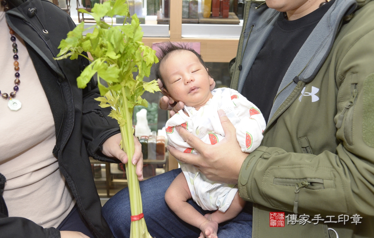 剃胎毛、滿月剃頭、嬰兒剃頭、嬰兒理髮、嬰兒剃髮、嬰兒剃胎毛、嬰兒滿月剃頭、郭寶寶剃頭、剃胎毛儀式、剃胎毛吉祥話、滿月剃頭儀式、滿月剃頭吉祥話、郭寶寶剃胎毛、郭寶寶滿月剃頭理髮、 新北市永和區剃胎毛、新北市永和區滿月剃頭、新北市永和區嬰兒剃頭剃胎毛、新北市永和區嬰兒理髮、新北市嬰兒剃髮、 郭寶寶(新北市永和區嬰兒郭寶寶滿月剃頭理髮、嬰兒剃胎毛儀式吉祥話)。中國風會場，爸媽寶貝穿「日中韓」古裝禮服。專業拍照、DVD光碟、證書。★購買「臍帶章、肚臍章、胎毛筆刷印章」贈送：剃頭、收涎、抓周，三選一。2021.11.14照片18