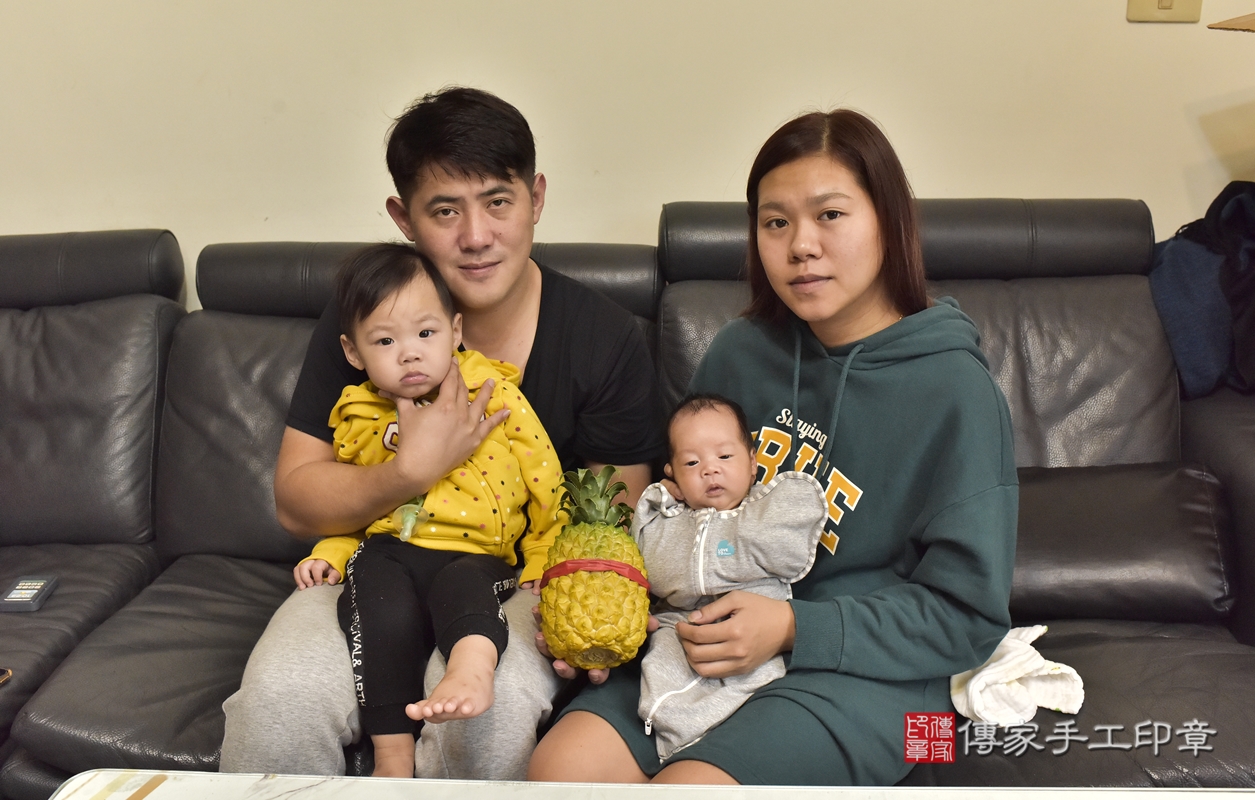 剃胎毛、滿月剃頭、嬰兒剃頭、嬰兒理髮、嬰兒剃髮、嬰兒剃胎毛、嬰兒滿月剃頭、陳寶寶剃頭、剃胎毛儀式、剃胎毛吉祥話、滿月剃頭儀式、滿月剃頭吉祥話、陳寶寶剃胎毛、陳寶寶滿月剃頭理髮、 新北市五股區剃胎毛、新北市五股區滿月剃頭、新北市五股區嬰兒剃頭剃胎毛、新北市五股區嬰兒理髮、新北市嬰兒剃髮、 陳寶寶(新北市五股區到府嬰兒陳寶寶滿月剃頭理髮、到府嬰兒剃胎毛儀式吉祥話)。到府剃頭剃胎毛主持、專業拍照、DVD光碟、證書。★購買「臍帶章、肚臍章、胎毛筆刷印章」贈送：剃頭、收涎、抓周，三選一。2021.12.03照片18