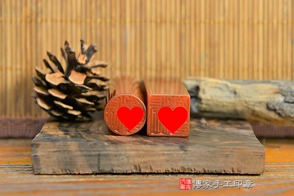 半手工噴砂印章:紅瑪瑙臍髮印章實際成品、印章作品分享、紅瑪瑙印章材質介紹。(臍帶印章、肚臍章、肚臍印章、胎毛印章,一圓一方)傳家手工印章台中店。2022.02.14 半手工噴砂印章:紅瑪瑙臍髮印章實際成品、印章作品分享、紅瑪瑙印章材質介紹。(臍帶印章、肚臍章、肚臍印章、胎毛印章,一圓一方)傳家手工印章台中店。2022.02.14