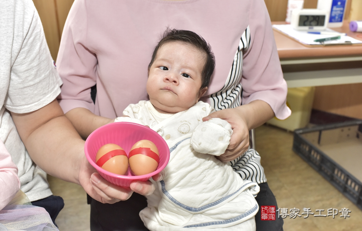 剃胎毛、滿月剃頭、嬰兒剃頭、嬰兒理髮、嬰兒剃髮、嬰兒剃胎毛、嬰兒滿月剃頭、康寶寶剃頭、剃胎毛儀式、剃胎毛吉祥話、滿月剃頭儀式、滿月剃頭吉祥話、康寶寶剃胎毛、康寶寶滿月剃頭理髮、 新北市板橋區剃胎毛、新北市板橋區滿月剃頭、新北市板橋區嬰兒剃頭剃胎毛、新北市板橋區嬰兒理髮、新北市嬰兒剃髮、 康寶寶(新北市板橋區到府嬰兒康寶寶滿月剃頭理髮、到府嬰兒剃胎毛儀式吉祥話)。到府剃頭剃胎毛主持、專業拍照、DVD光碟、證書。★購買「臍帶章、肚臍章、胎毛筆刷印章」贈送：剃頭、收涎、抓周，三選一。2021.12.11照片6