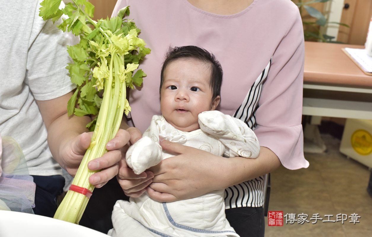 剃胎毛、滿月剃頭、嬰兒剃頭、嬰兒理髮、嬰兒剃髮、嬰兒剃胎毛、嬰兒滿月剃頭、康寶寶剃頭、剃胎毛儀式、剃胎毛吉祥話、滿月剃頭儀式、滿月剃頭吉祥話、康寶寶剃胎毛、康寶寶滿月剃頭理髮、 新北市板橋區剃胎毛、新北市板橋區滿月剃頭、新北市板橋區嬰兒剃頭剃胎毛、新北市板橋區嬰兒理髮、新北市嬰兒剃髮、 康寶寶(新北市板橋區到府嬰兒康寶寶滿月剃頭理髮、到府嬰兒剃胎毛儀式吉祥話)。到府剃頭剃胎毛主持、專業拍照、DVD光碟、證書。★購買「臍帶章、肚臍章、胎毛筆刷印章」贈送：剃頭、收涎、抓周，三選一。2021.12.11照片20