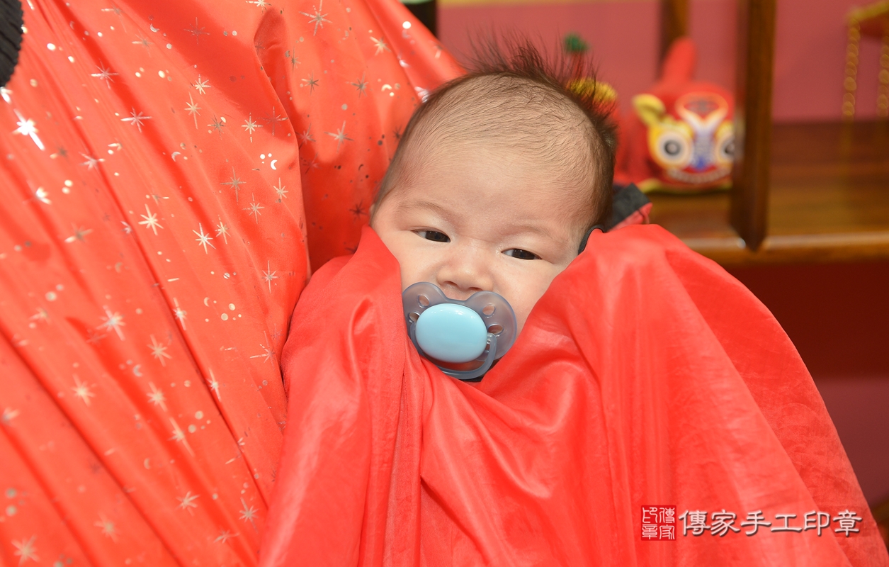 剃胎毛、滿月剃頭、嬰兒剃頭、嬰兒理髮、嬰兒剃髮、嬰兒剃胎毛、嬰兒滿月剃頭、賴寶寶剃頭、剃胎毛儀式、剃胎毛吉祥話、滿月剃頭儀式、滿月剃頭吉祥話、賴寶寶剃胎毛、賴寶寶滿月剃頭理髮、 新北市永和區剃胎毛、新北市永和區滿月剃頭、新北市永和區嬰兒剃頭剃胎毛、新北市永和區嬰兒理髮、新北市嬰兒剃髮、 賴寶寶(新北市永和區嬰兒賴寶寶滿月剃頭理髮、嬰兒剃胎毛儀式吉祥話)。中國風會場，爸媽寶貝穿「日中韓」古裝禮服。專業拍照、DVD光碟、證書。★購買「臍帶章、肚臍章、胎毛筆刷印章」贈送：剃頭、收涎、抓周，三選一。2021.12.16照片17