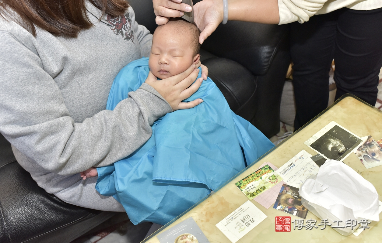 剃胎毛、滿月剃頭、嬰兒剃頭、嬰兒理髮、嬰兒剃髮、嬰兒剃胎毛、嬰兒滿月剃頭、林寶寶剃頭、剃胎毛儀式、剃胎毛吉祥話、滿月剃頭儀式、滿月剃頭吉祥話、林寶寶剃胎毛、林寶寶滿月剃頭理髮、 新北市林口區剃胎毛、新北市林口區滿月剃頭、新北市林口區嬰兒剃頭剃胎毛、新北市林口區嬰兒理髮、新北市嬰兒剃髮、 林寶寶(新北市林口區到府嬰兒林寶寶滿月剃頭理髮、到府嬰兒剃胎毛儀式吉祥話)。到府剃頭剃胎毛主持、專業拍照、DVD光碟、證書。★購買「臍帶章、肚臍章、胎毛筆刷印章」贈送：剃頭、收涎、抓周，三選一。2021.12.19照片24