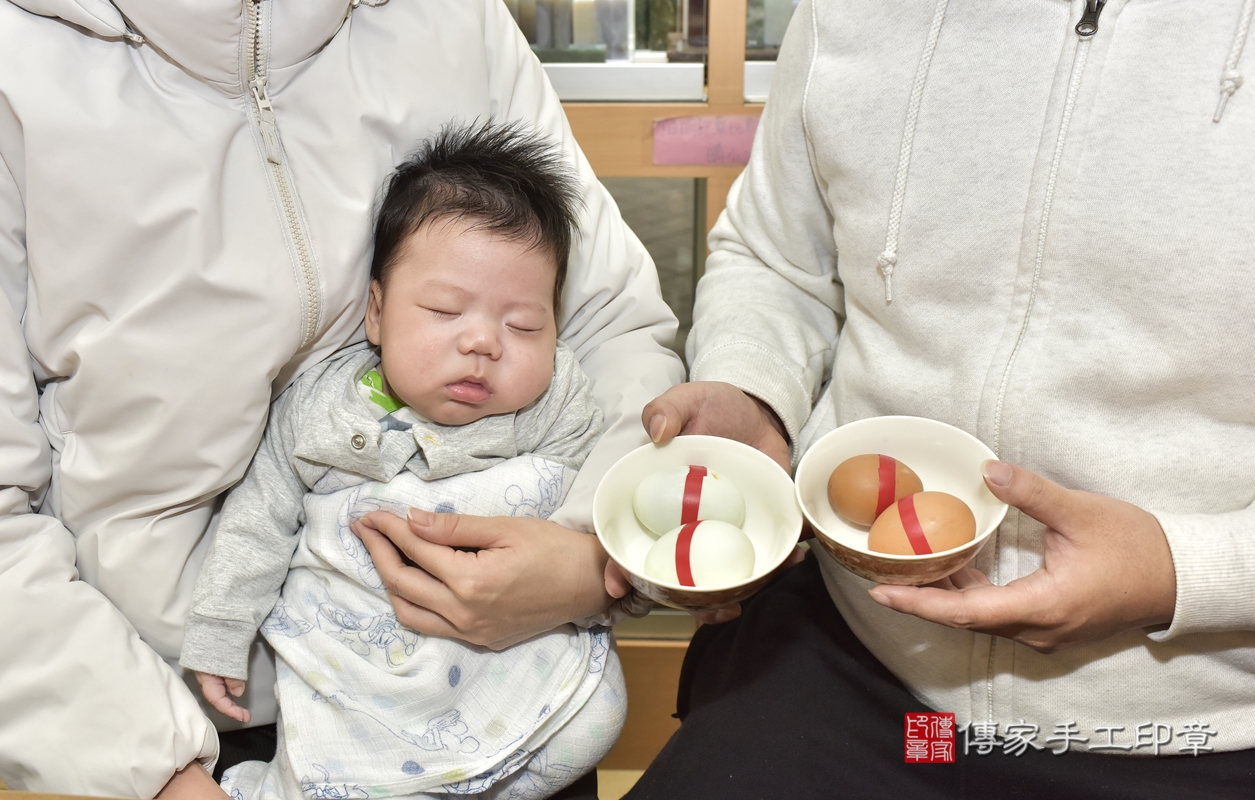 剃胎毛、滿月剃頭、嬰兒剃頭、嬰兒理髮、嬰兒剃髮、嬰兒剃胎毛、嬰兒滿月剃頭、林寶寶剃頭、剃胎毛儀式、剃胎毛吉祥話、滿月剃頭儀式、滿月剃頭吉祥話、林寶寶剃胎毛、林寶寶滿月剃頭理髮、 新北市永和區剃胎毛、新北市永和區滿月剃頭、新北市永和區嬰兒剃頭剃胎毛、新北市永和區嬰兒理髮、新北市嬰兒剃髮、 林寶寶(新北市永和區嬰兒林寶寶滿月剃頭理髮、嬰兒剃胎毛儀式吉祥話)。中國風會場，爸媽寶貝穿「日中韓」古裝禮服。專業拍照、DVD光碟、證書。★購買「臍帶章、肚臍章、胎毛筆刷印章」贈送：剃頭、收涎、抓周，三選一。2021.12.20照片6