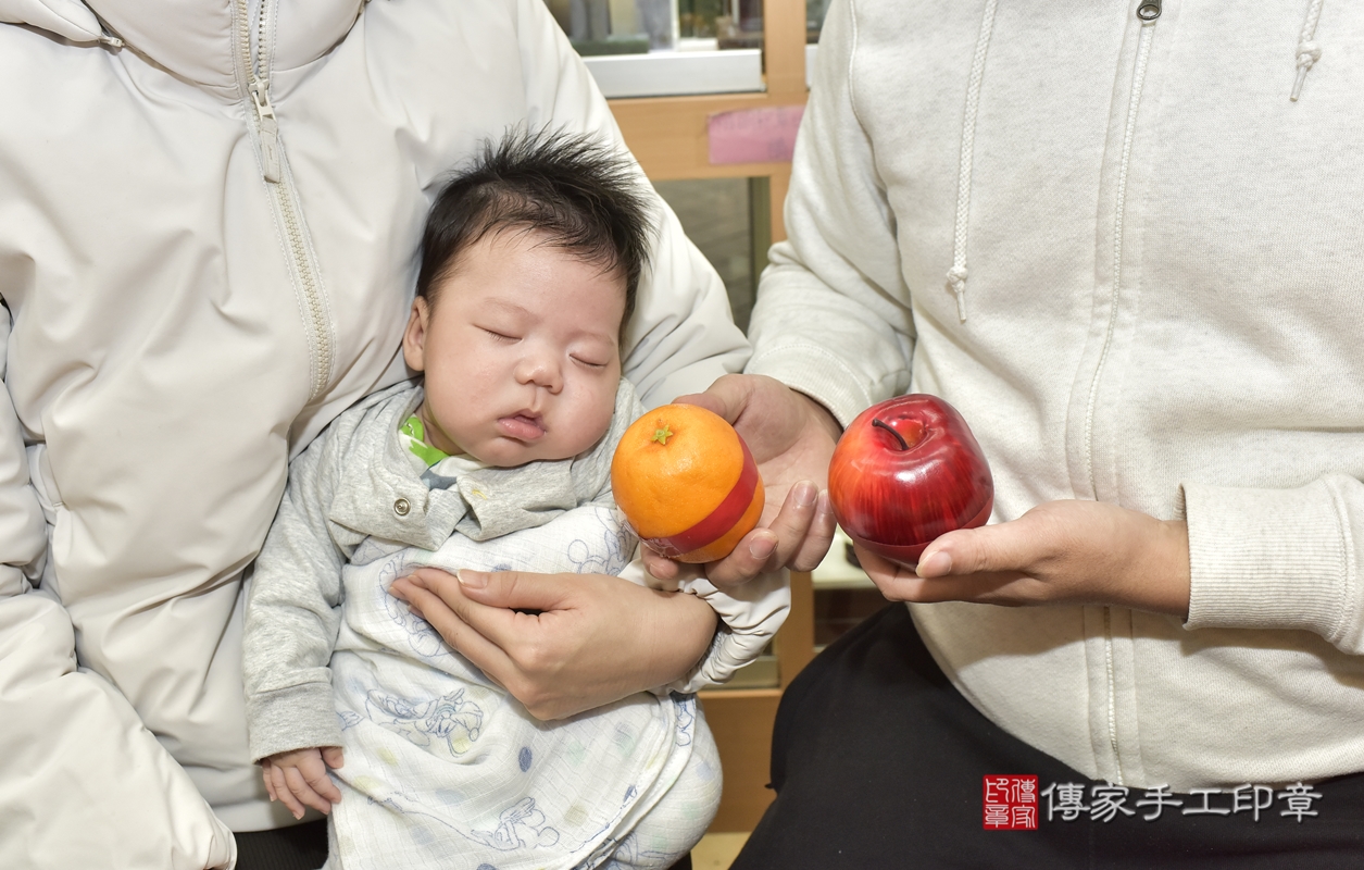 剃胎毛、滿月剃頭、嬰兒剃頭、嬰兒理髮、嬰兒剃髮、嬰兒剃胎毛、嬰兒滿月剃頭、林寶寶剃頭、剃胎毛儀式、剃胎毛吉祥話、滿月剃頭儀式、滿月剃頭吉祥話、林寶寶剃胎毛、林寶寶滿月剃頭理髮、 新北市永和區剃胎毛、新北市永和區滿月剃頭、新北市永和區嬰兒剃頭剃胎毛、新北市永和區嬰兒理髮、新北市嬰兒剃髮、 林寶寶(新北市永和區嬰兒林寶寶滿月剃頭理髮、嬰兒剃胎毛儀式吉祥話)。中國風會場，爸媽寶貝穿「日中韓」古裝禮服。專業拍照、DVD光碟、證書。★購買「臍帶章、肚臍章、胎毛筆刷印章」贈送：剃頭、收涎、抓周，三選一。2021.12.20照片12