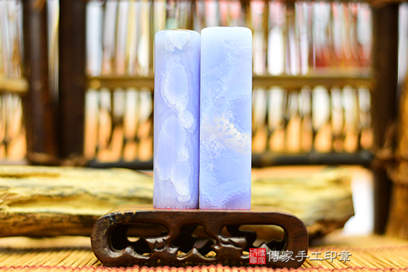 全手工噴砂印章:藍紋玉臍帶章實際成品、印章作品分享、藍紋玉印章材質介紹。(臍帶印章、肚臍章、肚臍印章,胎毛印章,一圓一方)傳家手工印章台北店。2022.2.17 全手工噴砂印章:藍紋玉臍帶章實際成品、印章作品分享、藍紋玉印章材質介紹。(臍帶印章、肚臍章、肚臍印章,胎毛印章,一圓一方)傳家手工印章台北店。2022.2.17