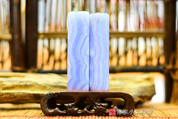全手工噴砂印章:藍紋玉臍帶章實際成品、印章作品分享、藍紋玉印章材質介紹。(臍帶印章、肚臍章、肚臍印章,胎毛印章,一圓一方)傳家手工印章台北店。2022.2.17 全手工噴砂印章:藍紋玉臍帶章實際成品、印章作品分享、藍紋玉印章材質介紹。(臍帶印章、肚臍章、肚臍印章,胎毛印章,一圓一方)傳家手工印章台北店。2022.2.17