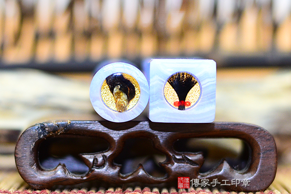 全手工噴砂印章:藍紋玉臍帶章實際成品、印章作品分享、藍紋玉印章材質介紹。(臍帶印章、肚臍章、肚臍印章,胎毛印章,一圓一方)傳家手工印章台北店。2022.2.17 全手工噴砂印章:藍紋玉臍帶章實際成品、印章作品分享、藍紋玉印章材質介紹。(臍帶印章、肚臍章、肚臍印章,胎毛印章,一圓一方)傳家手工印章台北店。2022.2.17