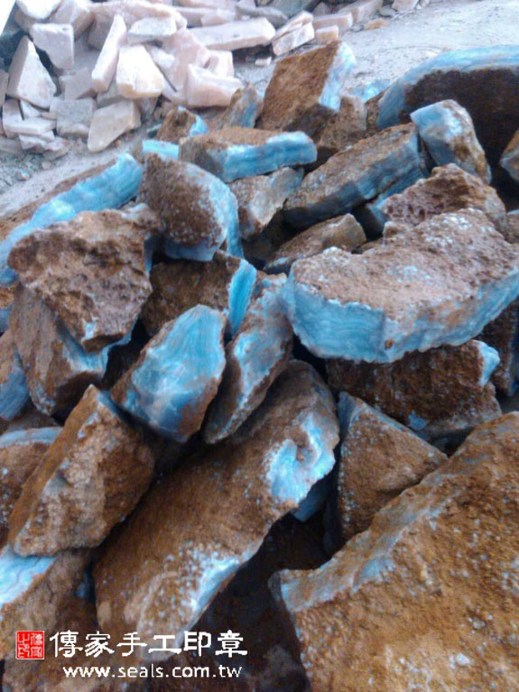 全手工噴砂印章:藍紋玉臍帶章實際成品、印章作品分享、藍紋玉印章材質介紹。(臍帶印章、肚臍章、肚臍印章,胎毛印章,一圓一方)傳家手工印章台北店。2022.2.17 全手工噴砂印章:藍紋玉臍帶章實際成品、印章作品分享、藍紋玉印章材質介紹。(臍帶印章、肚臍章、肚臍印章,胎毛印章,一圓一方)傳家手工印章台北店。2022.2.17