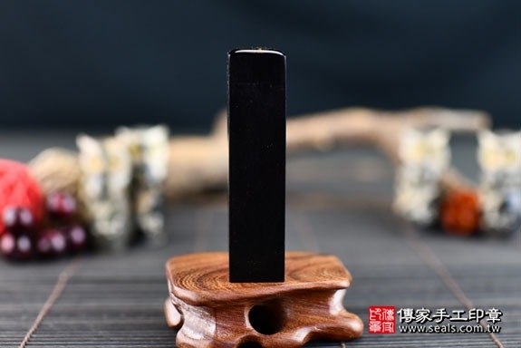 電腦刻印印章:黑檀木臍帶章實際成品、印章作品分享、黑檀木印章材質介紹。(臍帶印章、肚臍章、肚臍印章,胎毛印章,一圓一方)傳家手工印章高雄店。2022.02.19 電腦刻印印章:黑檀木臍帶章實際成品、印章作品分享、黑檀木印章材質介紹。(臍帶印章、肚臍章、肚臍印章,胎毛印章,一圓一方)傳家手工印章高雄店。2022.02.19