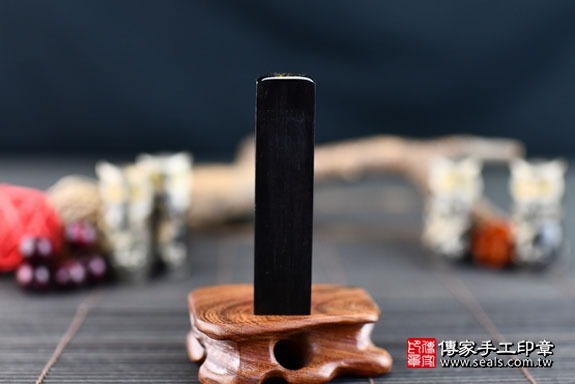 電腦刻印印章:黑檀木臍帶章實際成品、印章作品分享、黑檀木印章材質介紹。(臍帶印章、肚臍章、肚臍印章,胎毛印章,一圓一方)傳家手工印章高雄店。2022.02.19 電腦刻印印章:黑檀木臍帶章實際成品、印章作品分享、黑檀木印章材質介紹。(臍帶印章、肚臍章、肚臍印章,胎毛印章,一圓一方)傳家手工印章高雄店。2022.02.19