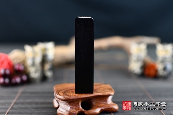 電腦刻印印章:黑檀木臍帶章實際成品、印章作品分享、黑檀木印章材質介紹。(臍帶印章、肚臍章、肚臍印章,胎毛印章,一圓一方)傳家手工印章高雄店。2022.02.19 電腦刻印印章:黑檀木臍帶章實際成品、印章作品分享、黑檀木印章材質介紹。(臍帶印章、肚臍章、肚臍印章,胎毛印章,一圓一方)傳家手工印章高雄店。2022.02.19