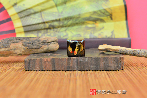 電腦刻印章:紅紫檀木臍髮章實際成品、印章作品分享、紅紫檀木印章材質介紹。(臍帶印章、肚臍章、肚臍印章,胎毛印章,一圓一方)傳家手工印章台中店。2022.02.20 電腦刻印章:紅紫檀木臍髮章實際成品、印章作品分享、紅紫檀木印章材質介紹。(臍帶印章、肚臍章、肚臍印章,胎毛印章,一圓一方)傳家手工印章台中店。2022.02.20