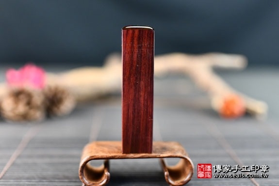 電腦刻印印章:雞血紅檀木胎毛印章實際成品、印章作品分享、雞血紅檀木印章材質介紹。(臍帶印章、肚臍章、肚臍印章、胎毛印章,一圓一方)傳家手工印章高雄店。2022.2.22 電腦刻印印章:雞血紅檀木胎毛印章實際成品、印章作品分享、雞血紅檀木印章材質介紹。(臍帶印章、肚臍章、肚臍印章、胎毛印章,一圓一方)傳家手工印章高雄店。2022.2.22