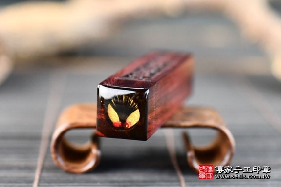 電腦刻印印章:雞血紅檀木胎毛印章實際成品、印章作品分享、雞血紅檀木印章材質介紹。(臍帶印章、肚臍章、肚臍印章、胎毛印章,一圓一方)傳家手工印章高雄店。2022.2.22 電腦刻印印章:雞血紅檀木胎毛印章實際成品、印章作品分享、雞血紅檀木印章材質介紹。(臍帶印章、肚臍章、肚臍印章、胎毛印章,一圓一方)傳家手工印章高雄店。2022.2.22