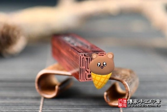 電腦刻印印章:雞血紅檀木胎毛印章實際成品、印章作品分享、雞血紅檀木印章材質介紹。(臍帶印章、肚臍章、肚臍印章、胎毛印章,一圓一方)傳家手工印章高雄店。2022.2.22 電腦刻印印章:雞血紅檀木胎毛印章實際成品、印章作品分享、雞血紅檀木印章材質介紹。(臍帶印章、肚臍章、肚臍印章、胎毛印章,一圓一方)傳家手工印章高雄店。2022.2.22