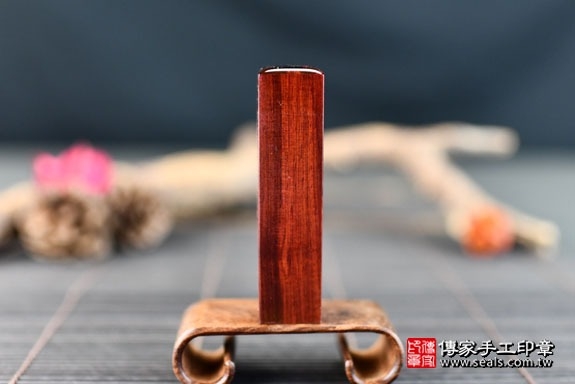 電腦刻印印章:雞血紅檀木胎毛印章實際成品、印章作品分享、雞血紅檀木印章材質介紹。(臍帶印章、肚臍章、肚臍印章、胎毛印章,一圓一方)傳家手工印章高雄店。2022.2.22 電腦刻印印章:雞血紅檀木胎毛印章實際成品、印章作品分享、雞血紅檀木印章材質介紹。(臍帶印章、肚臍章、肚臍印章、胎毛印章,一圓一方)傳家手工印章高雄店。2022.2.22