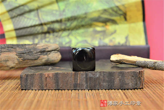 全手工刻印印章:天然黑牛角開運印章實際成品、印章作品分享、原色黑牛角印章材質介紹。(銀行印鑑,一圓一方),傳家印章台中店。2022.02.22 全手工刻印印章:天然黑牛角開運印章實際成品、印章作品分享、原色黑牛角印章材質介紹。(銀行印鑑,一圓一方),傳家印章台中店。2022.02.22