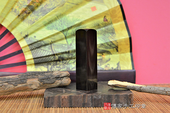 全手工刻印印章：天然黑牛角開運印章實際成品、印章作品分享、原色黑牛角印章材質介紹。（銀行印鑑，一圓一方），傳家印章台中店。2022.02.22