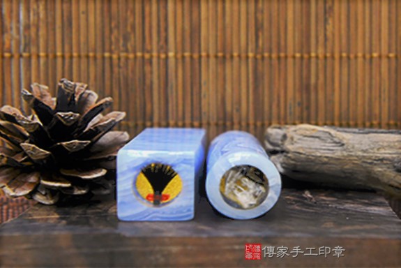 全手工噴砂印章:藍紋玉臍帶章實際成品、印章作品分享、藍紋玉印章材質介紹。(臍帶印章、肚臍章、肚臍印章,胎毛印章,一圓一方)傳家手工印章台中店。2022.2.23 全手工噴砂印章:藍紋玉臍帶章實際成品、印章作品分享、藍紋玉印章材質介紹。(臍帶印章、肚臍章、肚臍印章,胎毛印章,一圓一方)傳家手工印章台中店。2022.2.23