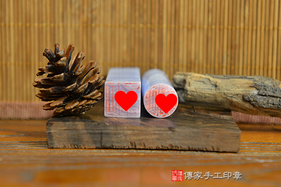 全手工噴砂印章:藍紋玉臍帶章實際成品、印章作品分享、藍紋玉印章材質介紹。(臍帶印章、肚臍章、肚臍印章,胎毛印章,一圓一方)傳家手工印章台中店。2022.2.23 全手工噴砂印章:藍紋玉臍帶章實際成品、印章作品分享、藍紋玉印章材質介紹。(臍帶印章、肚臍章、肚臍印章,胎毛印章,一圓一方)傳家手工印章台中店。2022.2.23