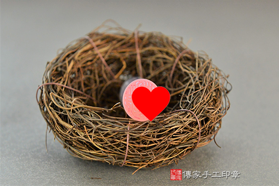 半手工噴砂印章:天然原色瑪瑙個人印章實際成品、印章作品分享、天然原色瑪瑙印章材質介紹。(銀行印鑑,一圓一方)傳家手工印章台中店。2022.02.25 半手工噴砂印章:天然原色瑪瑙個人印章實際成品、印章作品分享、天然原色瑪瑙印章材質介紹。(銀行印鑑,一圓一方)傳家手工印章台中店。2022.02.25