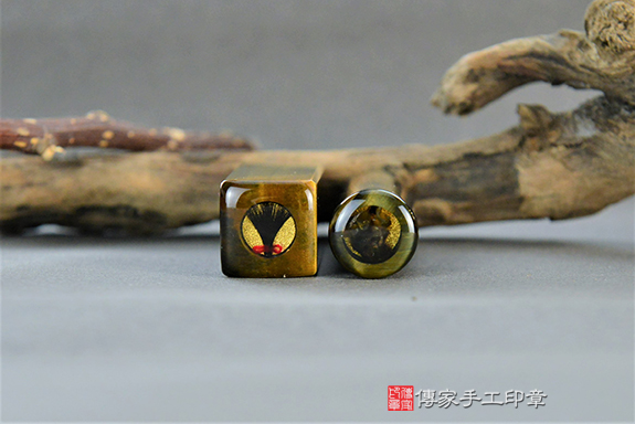 全手工噴砂印章:黃藍虎眼石臍帶章實際成品、印章作品分享、黃藍虎眼石印章材質介紹。(臍帶印章、肚臍章、肚臍印章,一圓一方)傳家手工印章台中店。2022.02.27 全手工噴砂印章:黃藍虎眼石臍帶章實際成品、印章作品分享、黃藍虎眼石印章材質介紹。(臍帶印章、肚臍章、肚臍印章,一圓一方)傳家手工印章台中店。2022.02.27