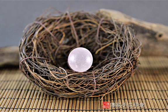 半手工噴砂印章:粉晶開運印章章實際成品、印章作品分享、粉晶印章材質介紹。(銀行印鑑,一圓一方),傳家印章台中店。2022.02.28 半手工噴砂印章:粉晶開運印章章實際成品、印章作品分享、粉晶印章材質介紹。(銀行印鑑,一圓一方),傳家印章台中店。2022.02.28