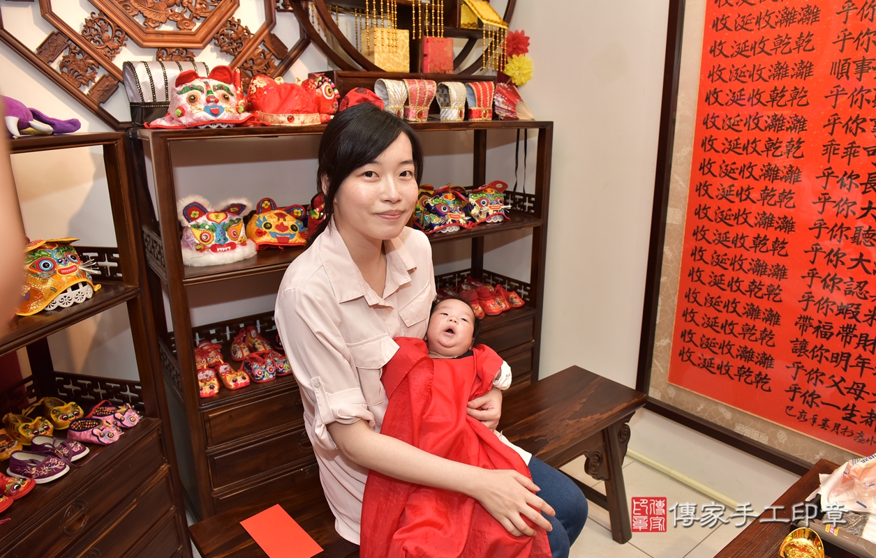 剃胎毛、滿月剃頭、嬰兒剃頭、嬰兒理髮、嬰兒剃髮、嬰兒剃胎毛、嬰兒滿月剃頭、洪寶寶剃頭、剃胎毛儀式、剃胎毛吉祥話、滿月剃頭儀式、滿月剃頭吉祥話、洪寶寶剃胎毛、洪寶寶滿月剃頭理髮、 新竹市香山區剃胎毛、新竹市香山區滿月剃頭、新竹市香山區嬰兒剃頭剃胎毛、新竹市香山區嬰兒理髮、新竹市嬰兒剃髮、 洪寶寶(新竹市香山區嬰兒洪寶寶滿月剃頭理髮、嬰兒剃胎毛儀式吉祥話)。中國風會場，爸媽寶貝穿「日中韓」古裝禮服。專業拍照、DVD光碟、證書。★購買「臍帶章、肚臍章、胎毛筆刷印章」贈送：剃頭、收涎、抓周，三選一。2021.10.01照片16