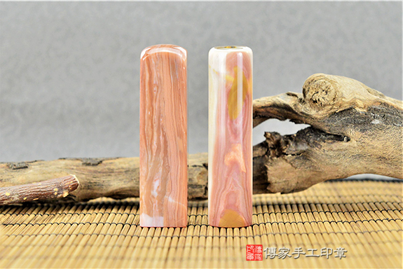 全手工噴砂印章:彩虹瑪瑙臍髮印章實際成品、印章作品分享、彩虹瑪瑙印章材質介紹。(臍帶印章、肚臍章、肚臍印章、胎毛印章,一圓一方),傳家印章台中店。2022.3.1 全手工噴砂印章:彩虹瑪瑙臍髮印章實際成品、印章作品分享、彩虹瑪瑙印章材質介紹。(臍帶印章、肚臍章、肚臍印章、胎毛印章,一圓一方),傳家印章台中店。2022.3.1